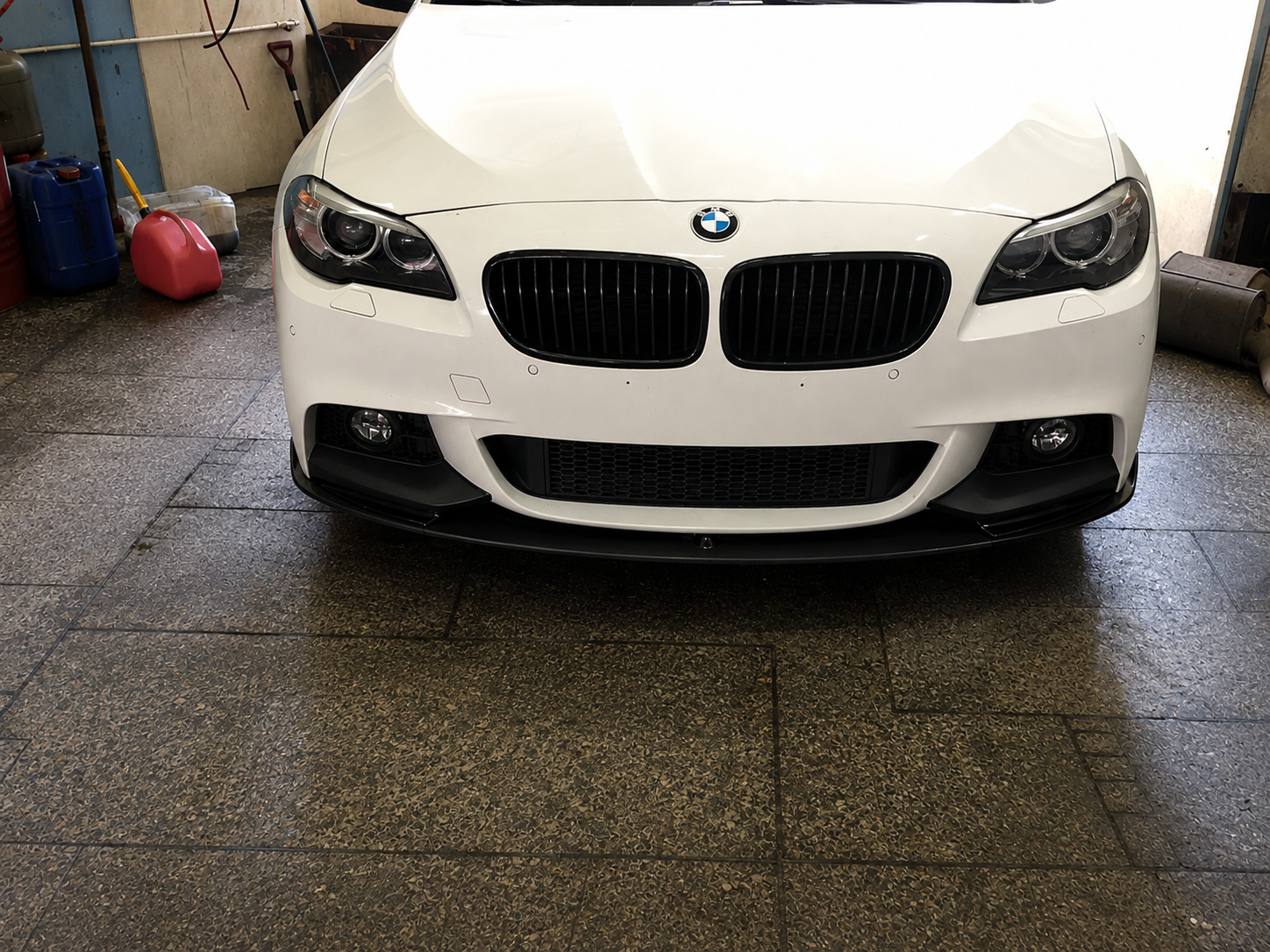 Kā uzstādīt priekšējo lūpu vai spliteri BMW