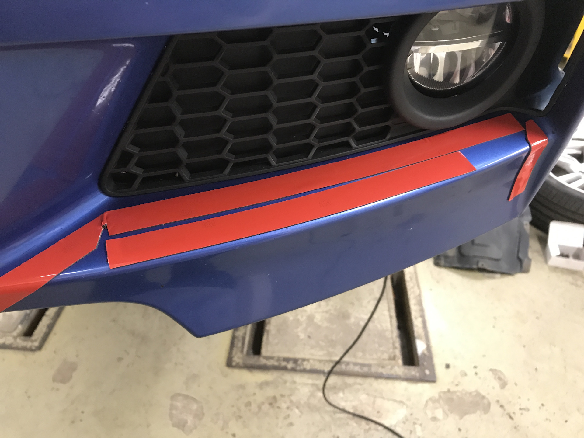 Līmlentes novietojums uz BMW priekšējā bampera