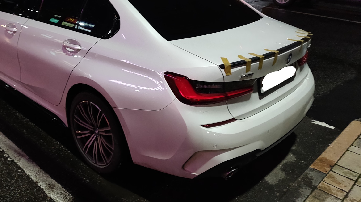 Kā uzstādīt bagāžnieka spoileri BMW sedanam