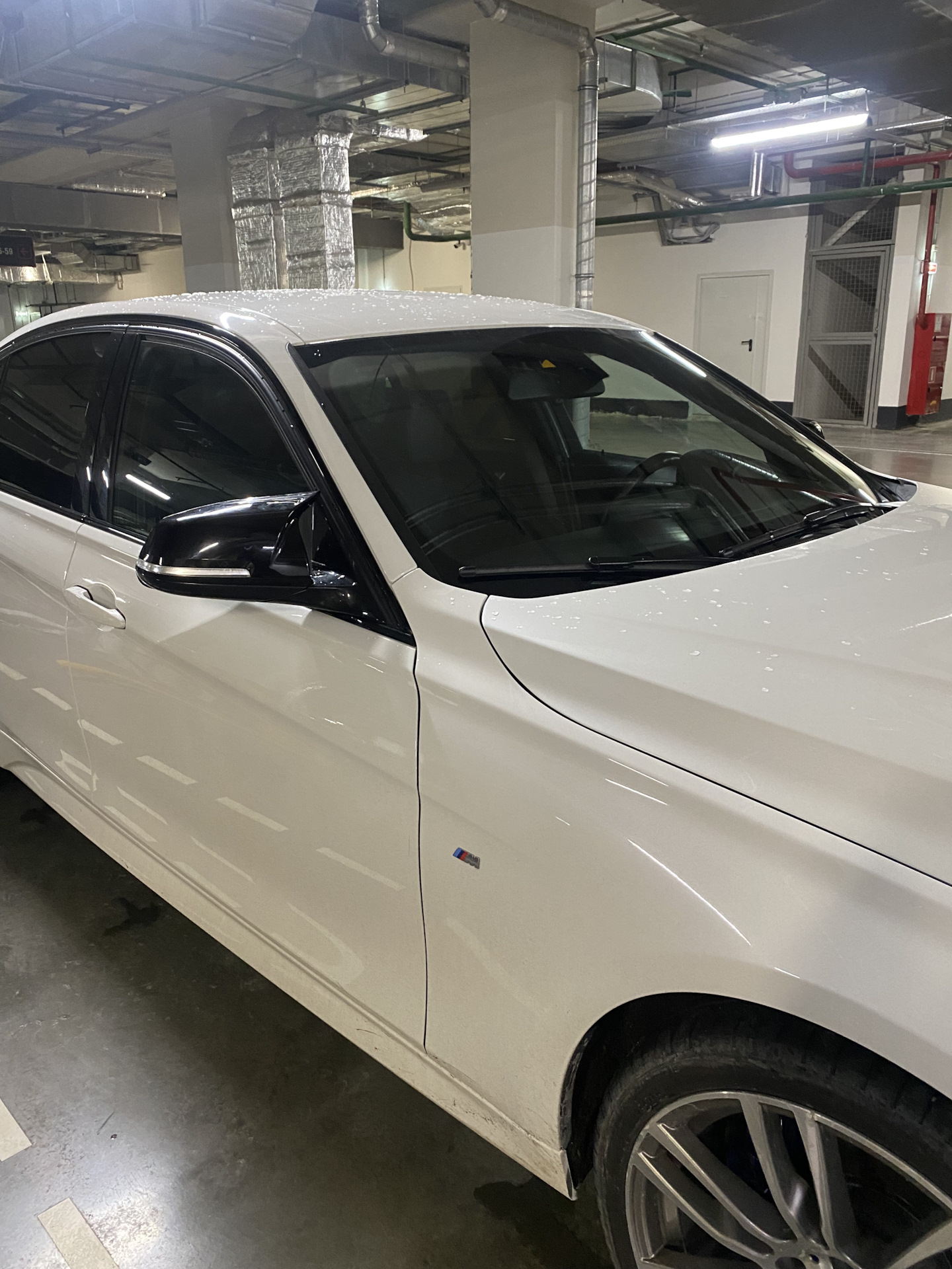 BMW ar uzstādītu melnu sānu spoguļa vāciņu
